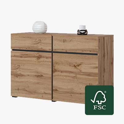 FSC-zertifiziert – Holzkommode mit zwei Türen und zwei Schubladen, darauf weiße und schwarze Dekoration