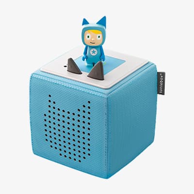 Blaue Toniebox mit Spielfigur in blauem Anzug und blauen Ohren auf weißer Oberfläche