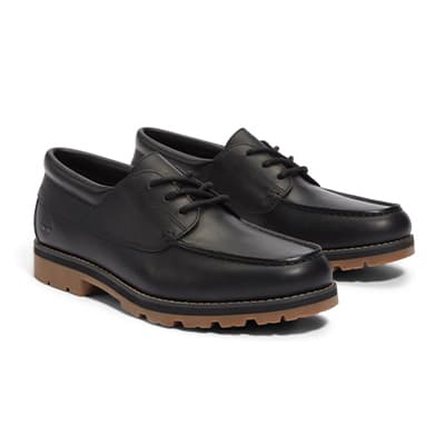 Schwarze Herrenschuhe mit brauner Profilsohle und Schnürsenkeln, seitliche Ansicht eines Paares.