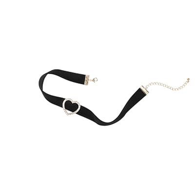 Schwarzes Halsband mit herzförmigem Anhänger und goldfarbenem Verschluss auf weißem Hintergrund