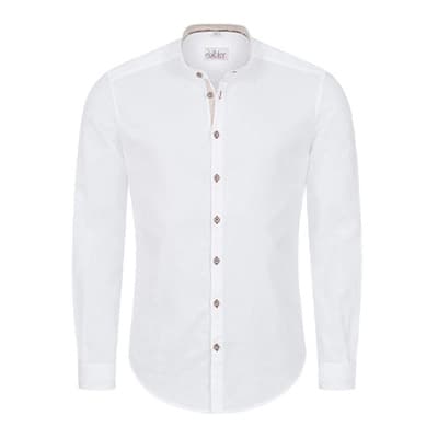 Weißes Hemd mit langen Ärmeln und braunen Knöpfen, stehend auf weißem Hintergrund