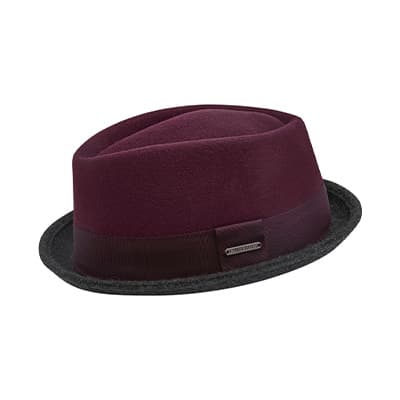 Weinroter Trilby-Hut mit schwarzem Rand und dunklem Band mit Metallemblem