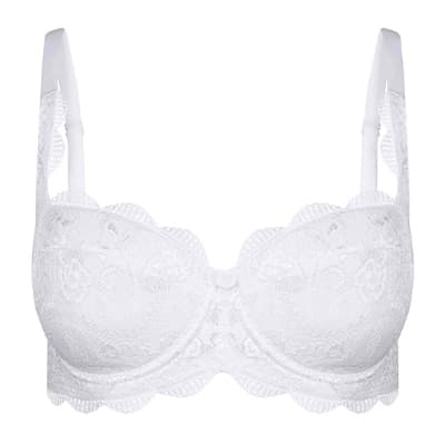 Weißer BH mit Spitzenmuster und breiten Trägern, Vorderansicht
