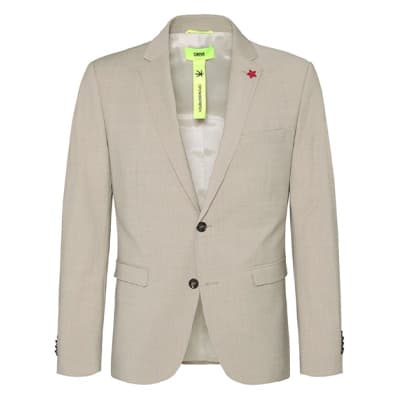 Beiger Blazer mit rotem Stern am Kragen, zwei Knöpfen und zwei Taschen. Hängt an einem Kleiderbügel.