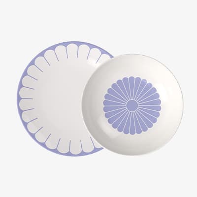 Zwei Teller mit lila Blumenmuster, einer zeigt Blütenblätter am Rand, der andere eine große Blume in der Mitte