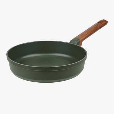 Schwarze Pfanne mit braunem Griff, Ansicht von oben, auf weißem Hintergrund.