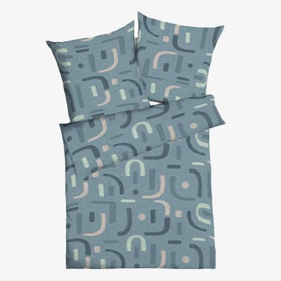 Blau-grüne Bettwäsche mit abstraktem, mehrfarbigem Muster aus geometrischen Formen. Zwei Kissen und eine Bettdecke.