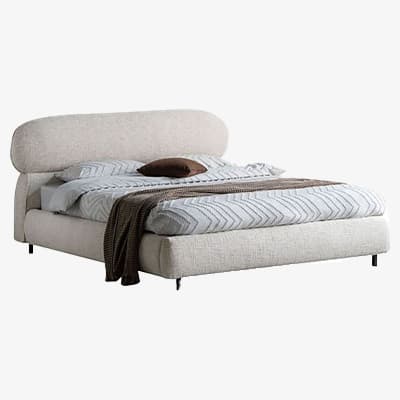 Modernes Bett mit gepolstertem Kopfteil, grauer und weißer Bettwäsche, brauner Decke und dekorativem Kissen in der Mitte.