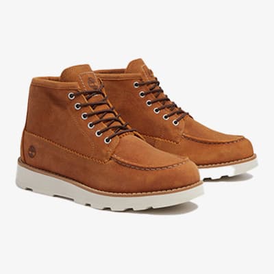 Zwei braune Schnürstiefel mit weißen Sohlen, seitlich fotografiert, zeigen die Vorder- und Außenansicht der Schuhe.