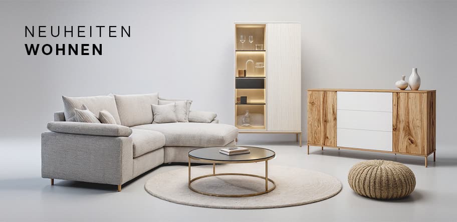 Neuheiten Wohnen – Modernes Wohnzimmer mit grauem Sofa, rundem Tisch, Holzschrank, Kommode und rundem Pouf auf hellem Teppich
