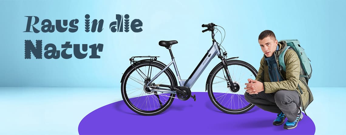 Raus in die Natur – Mann mit Rucksack kniet neben einem silbernen Elektrofahrrad