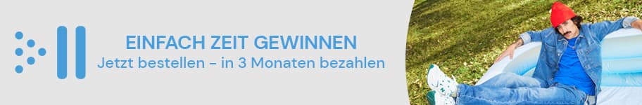 EINFACH ZEIT GEWINNEN – Jetzt bestellen – in 3 Monaten bezahlen. Mann in roter Mütze und Jeansjacke entspannt auf aufblasbarem Sofa.