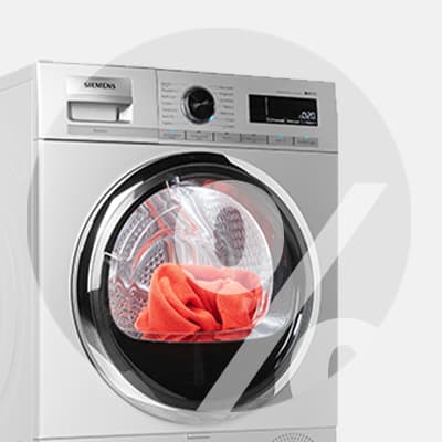 Waschmaschine mit digitalem Display – rotes Kleidungsstück in der Trommel