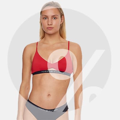 Frau in rotem Tommy Hilfiger Bikini und schwarzen Badehose mit Markenschriftzug, Gesicht unscharf