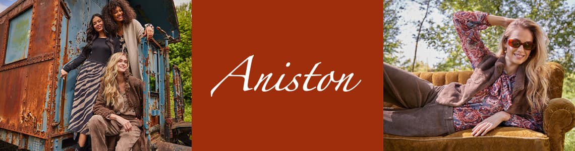 Aniston – Frauen in herbstlichen Outfits vor verrostetem Zug und auf braunem Sofa im Freien