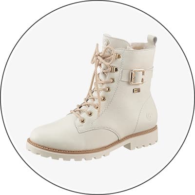 Weißer Stiefel mit Schnürung und seitlicher Schnalle, Profilsohle und kleinem Logo auf grauem Hintergrund