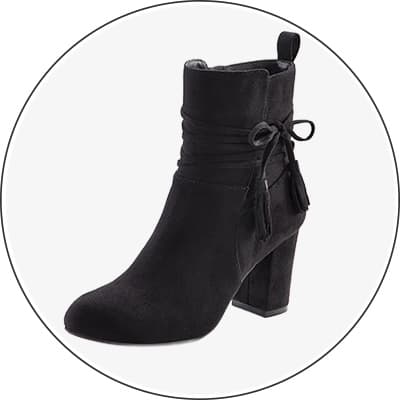 Schwarzer Stiefelette mit hohem Absatz und Zierknoten am Knöchel, seitlicher Reißverschluss, auf grauem Hintergrund