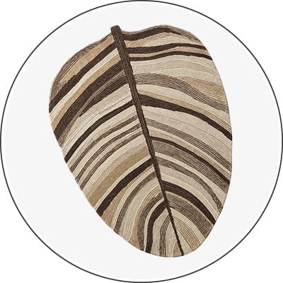Großes Teppich in Form eines Blatts, mit braunen und beigen Streifenmuster.