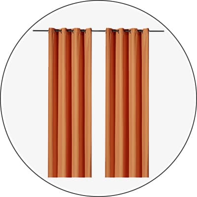 Zwei orangefarbene Vorhänge hängen nebeneinander an einer schwarzen Gardinenstange
