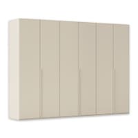 Großer, cremefarbener Kleiderschrank mit sechs Türen und schlanken Griffen in minimalistischem Design