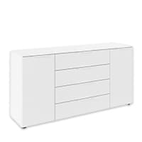 Weiße Kommode mit vier Schubladen und zwei Türen, schlichtes Design, rechteckige Form, steht auf kleinen Füßen.