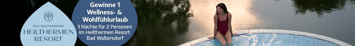 Gewinne 1 Wellness- & Wohlfühlurlaub – Frau in rotem Badeanzug sitzt am Rand eines Pools vor einem See.
