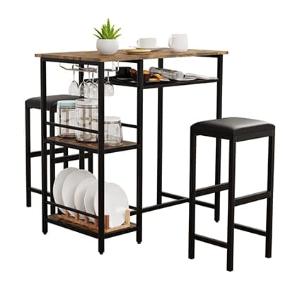 Hochtisch mit zwei Barhockern, Regalen für Geschirr und Gläser, darauf Pflanzen, Tassen und Zeitschriften, moderne Kücheneinrichtung