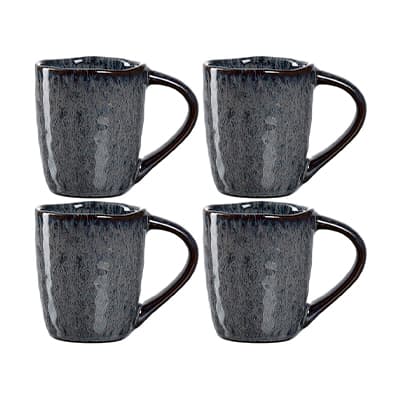 Vier graue Tassen mit Henkel, nebeneinander angeordnet, jede Tasse hat eine leicht strukturierte Oberfläche