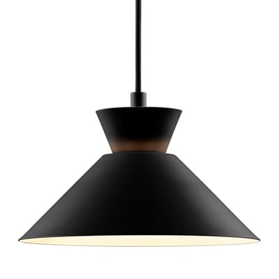 Schwarze Pendelleuchte mit breitem, konischem Lampenschirm und nach unten gerichteter Beleuchtung, an schwarzem Kabel hängend.