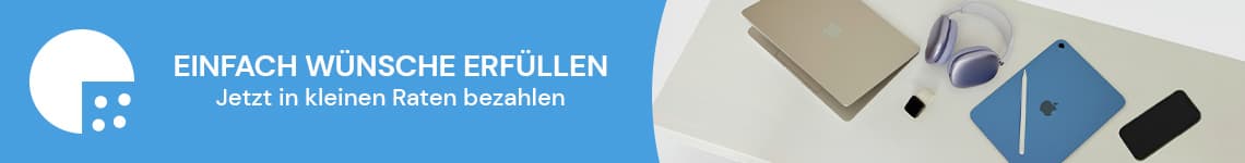 EINFACH WÜNSCHE ERFÜLLEN – Jetzt in kleinen Raten bezahlen. MacBook, iPad, Apple Watch, Kopfhörer und iPhone auf weißem Tisch.