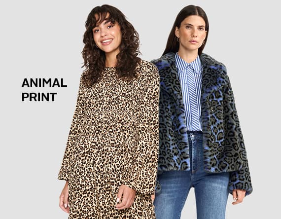 ANIMAL PRINT – Zwei Frauen in Animal-Print-Kleidung, eine im Leopardenmuster-Kleid, die andere im Tigerfell-Jacke und gestreiftem Hemd