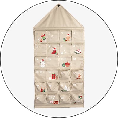 Beiger Adventskalender mit 24 nummerierten Taschen, dekoriert mit weihnachtlichen Motiven wie Schneemännern, Geschenken und Rentieren