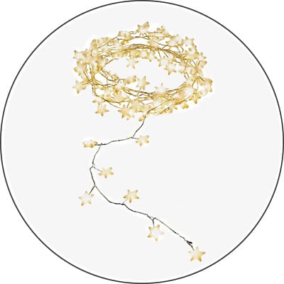 Sternförmige Lichterkette mit warmweißen Leuchten, aufgewickelt und teilweise entrollt auf weißem Hintergrund