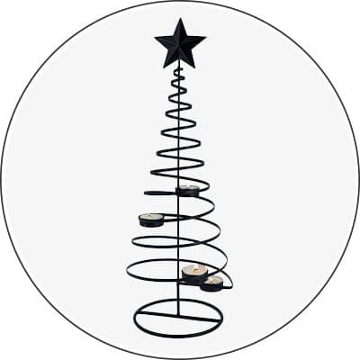 Schwarzer spiralförmiger Weihnachtsbaum aus Metall mit Stern an der Spitze und kleinen Teelichthaltern entlang der Spirale.