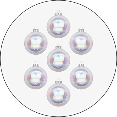 Sieben schillernde, runde Weihnachtsbaumkugeln in einer Kreisformation, jede Kugel hat einen silbernen Aufhänger.