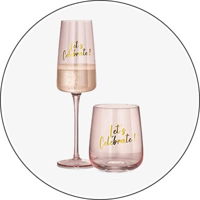 Let's Celebrate! – zwei rosafarbene Gläser, ein Weinglas und ein Becher, beide mit goldener Schrift