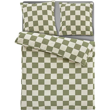 Grün-weiß kariertes Bettwäsche-Set mit zwei Kissen und einer Bettdecke, auf einem Bett drapiert