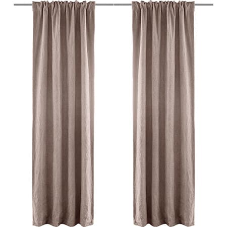 Zwei beige Vorhänge hängen nebeneinander an einer Stange und fallen in gleichmäßigen Falten bis zum Boden
