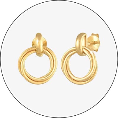 Runde Ohrringe mit zwei ineinander verschlungenen goldenen Ringen auf weißem Hintergrund