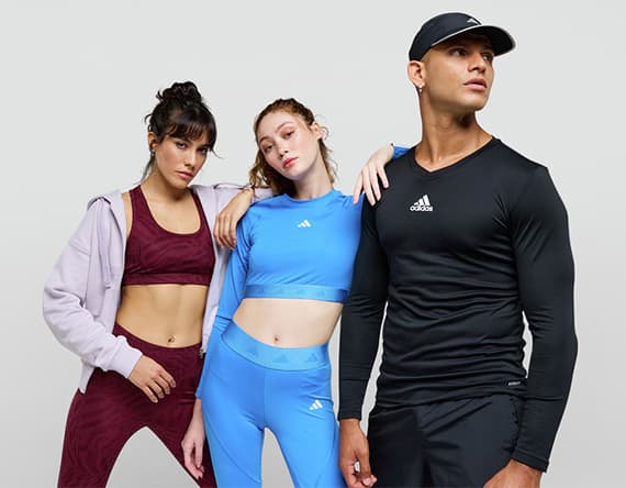 Zwei Frauen und ein Mann in Adidas-Sportkleidung, eine in rotem Set, eine in blauem Set, und der Mann in schwarzem Set.