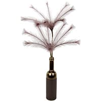 Braune Flasche mit dekorativen, flauschigen Federn in hellem Lila, die nach oben hin auseinandergehen.