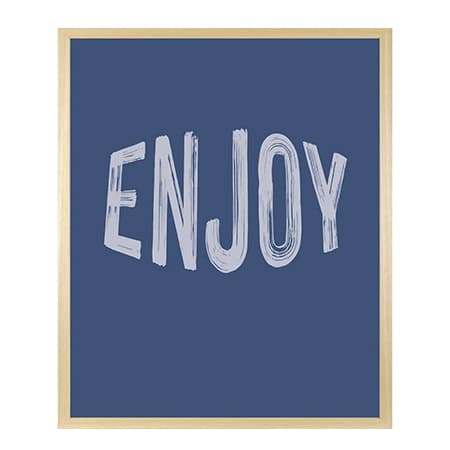 ENJOY – Schriftzug in weißen Buchstaben auf dunkelblauem Hintergrund, eingerahmt von hellem Holzrahmen