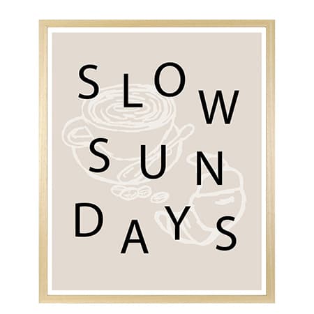 SLOW SUNDAYS – Illustration von einer Kaffeetasse und einem Croissant auf beige Hintergrund in einem goldenen Rahmen