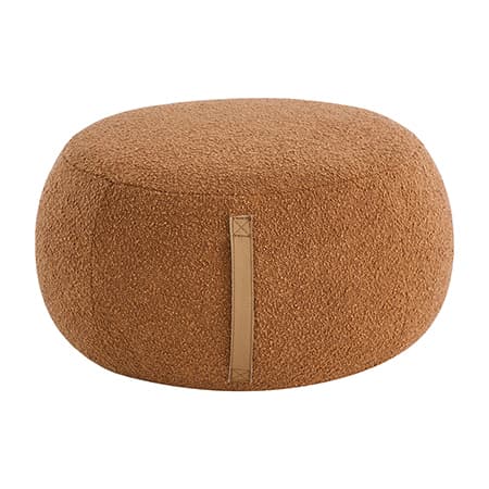 Runder brauner Pouf mit grober Textur und einem hellen Griff an der Seite