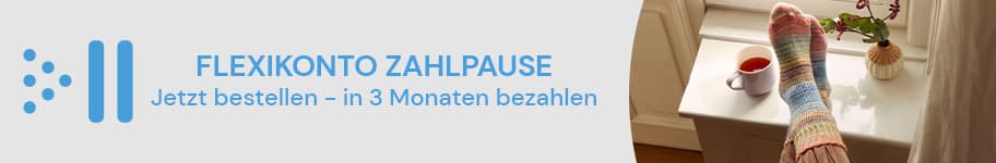 FLEXIKONTO ZAHLPAUSE Jetzt bestellen – in 3 Monaten bezahlen – Person mit bunten Socken und Kaffeetasse auf Fensterbank