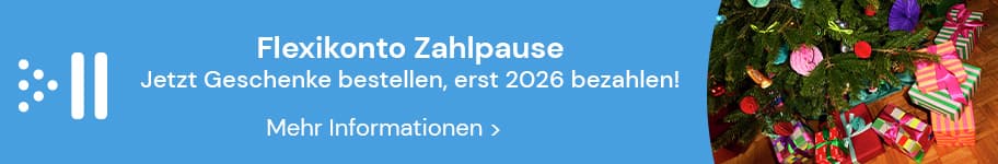 FLEXIKONTO ZAHLPAUSE – Jetzt bestellen – in 3 Monaten bezahlen – Beine mit bunten Socken auf Fensterbank neben Tasse und Blume