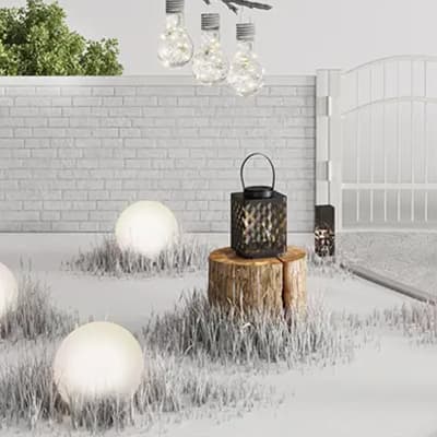 Laterne auf Holzstumpf in Garten mit weißen Kugellampen und hängenden Glühbirnen vor weißer Mauer und Tor