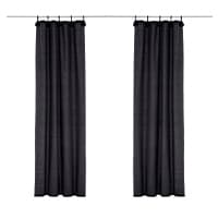 Zwei schwarze Vorhänge, an einer Stange hängend, in Falten gelegt