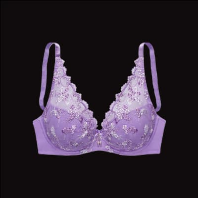 Lila BH mit Spitze und Blumenmuster vor schwarzem Hintergrund