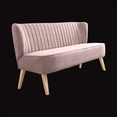 Rosa Sofa ohne Armlehnen, mit schmalen Holzbeinen und vertikal gestepptem Rücken, vor schwarzem Hintergrund